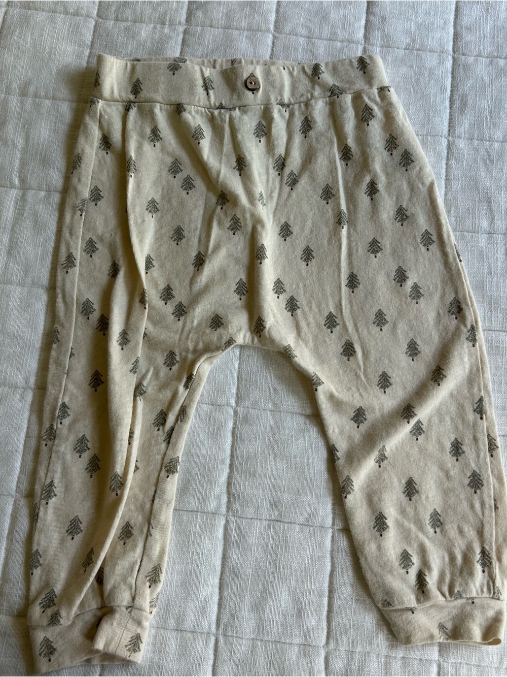 Rylee + Cru Neutral Christmas Tree-Print Jogger Pants - Beige EUC